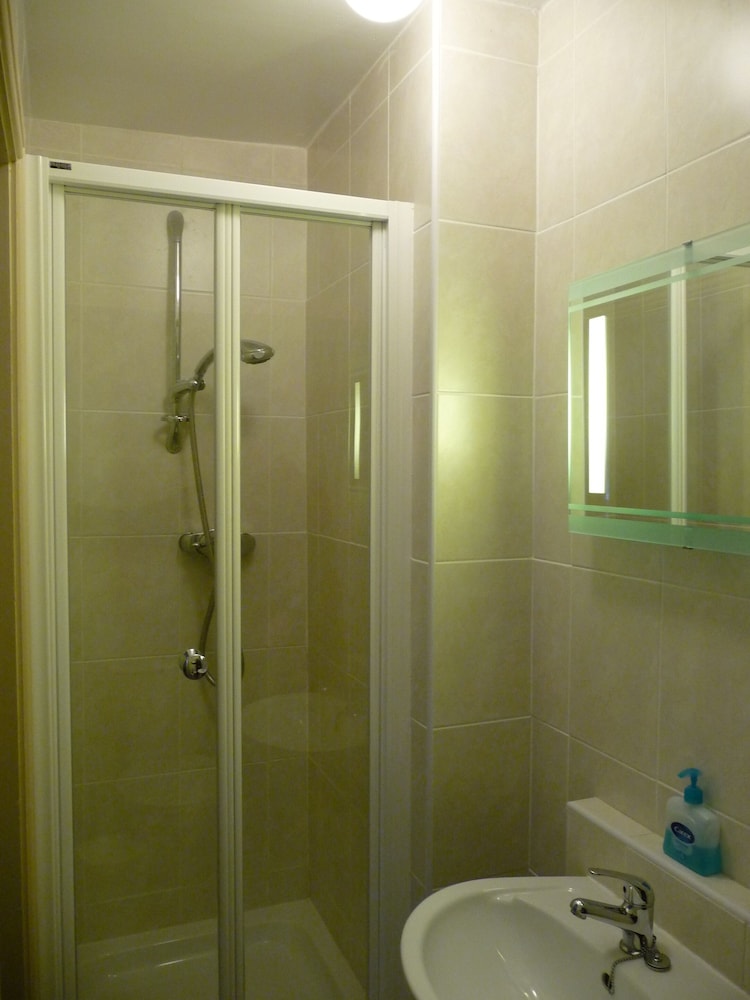 Quadruple Room, Ensuite (Private Room Sleeps Max 4) photo 3