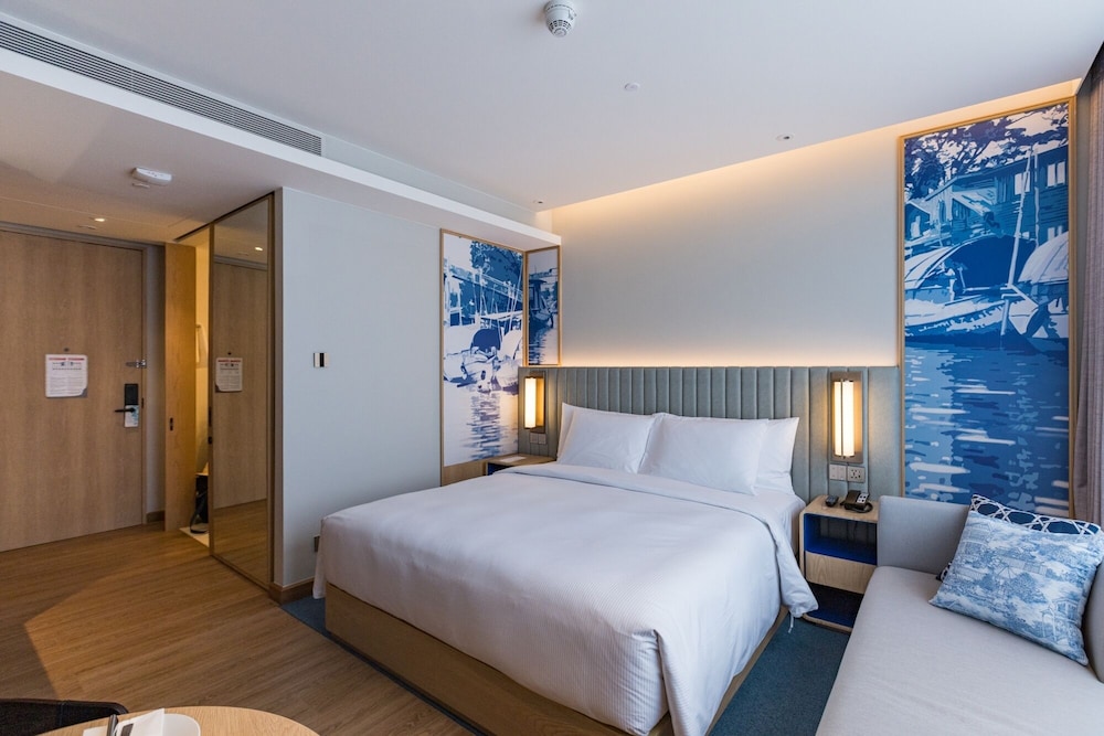 Deluxe Room, 1 King Bed (Partial River View) photo 2