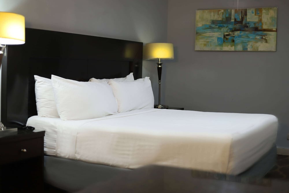Standard Room, 1 King Bed, Non Smoking - Photo 2