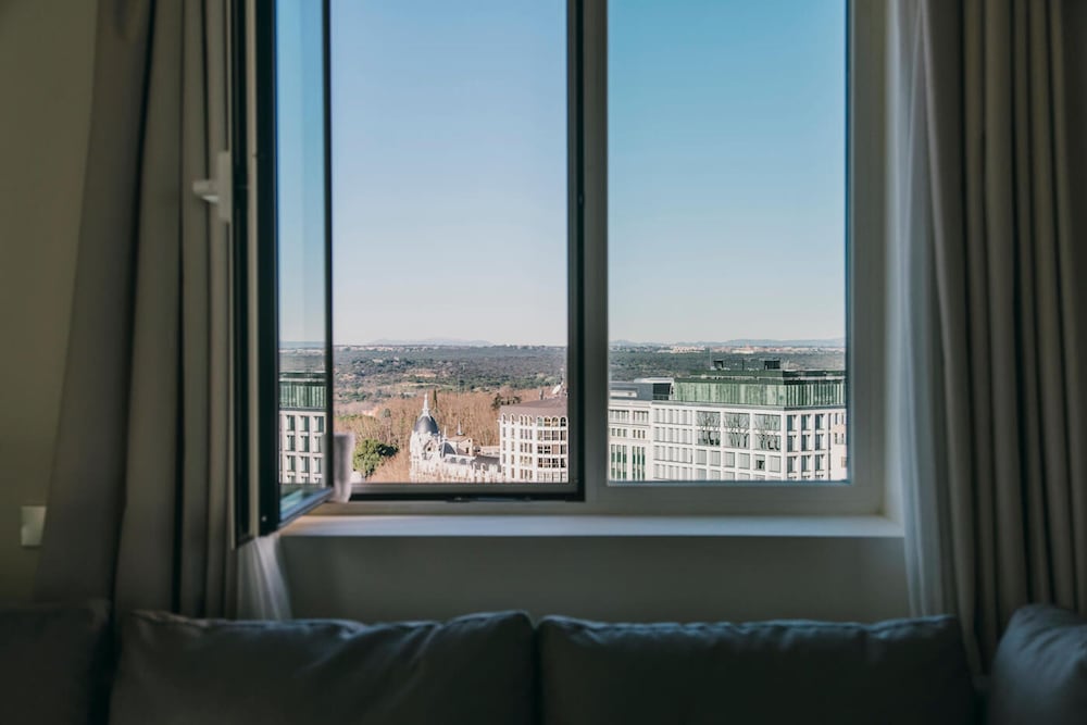 Luxury Suite, City View (High floor) - Photo 9