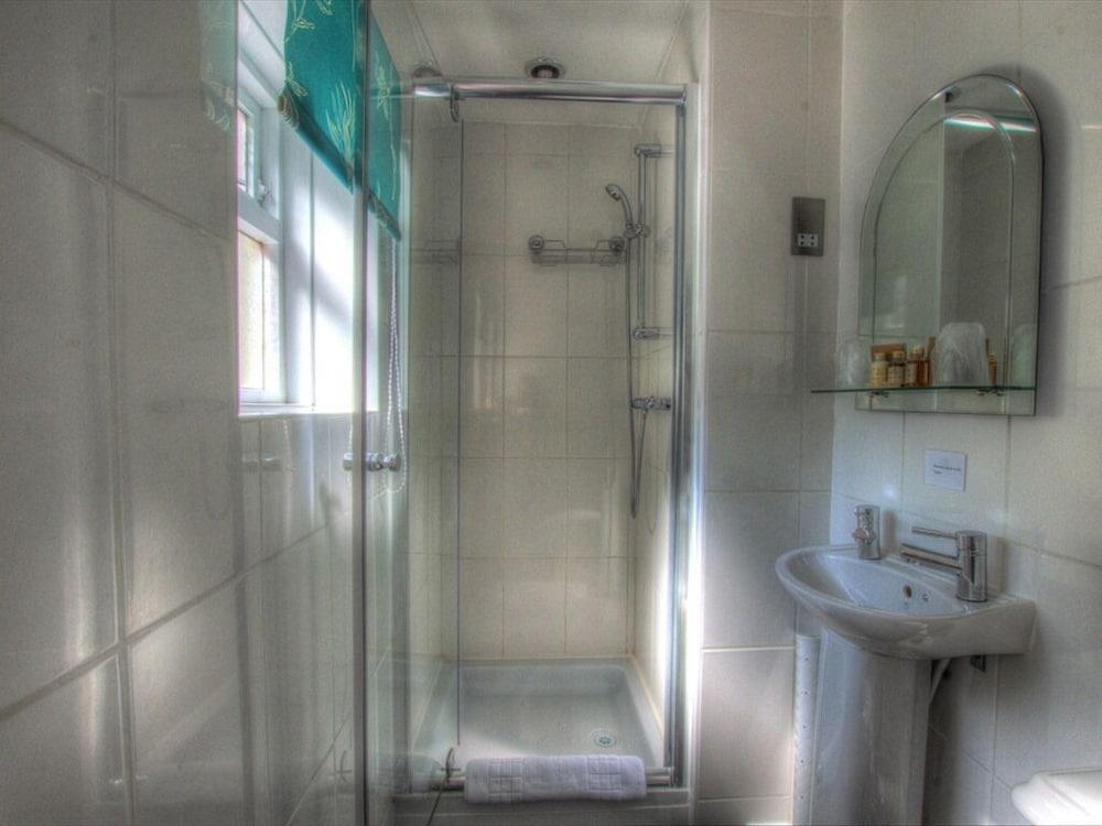 Basic Double Room, Ensuite photo 2