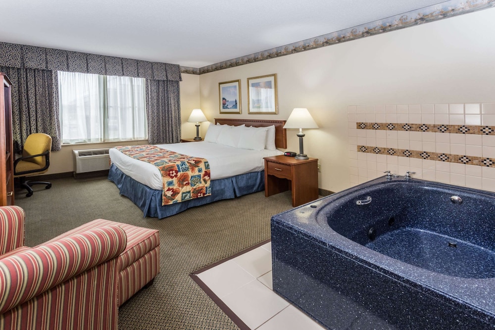 Suite, 1 King Bed - Photo 1