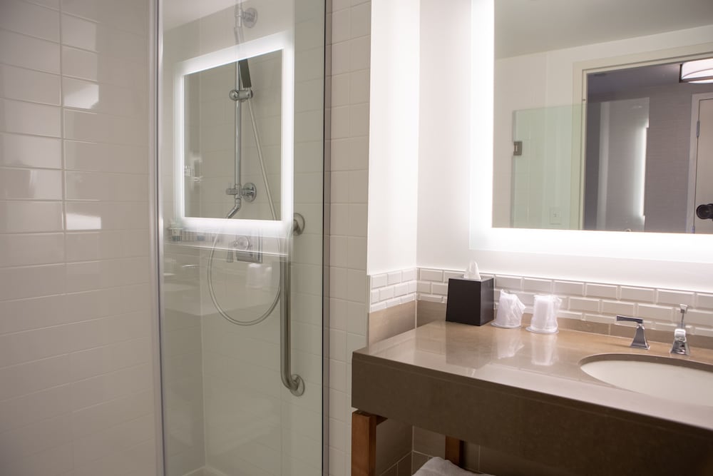 Traditional Room, 2 Queen Beds (Mobility/Hearing Access, Roll-In Shwr) - Photo 8