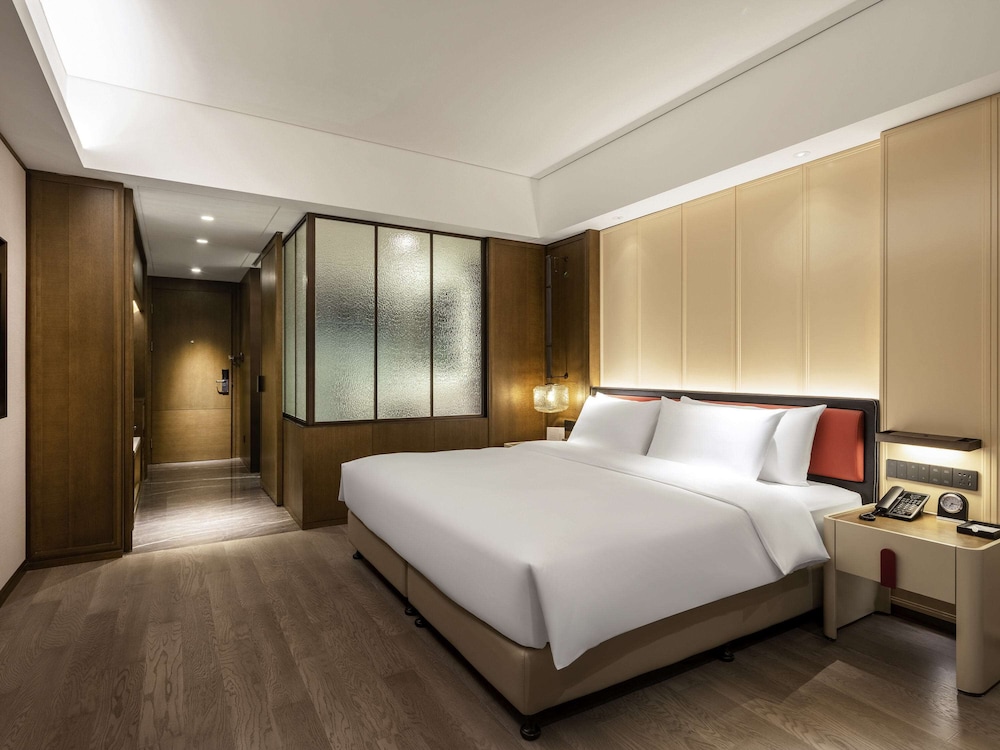 Premier Room, 1 King Bed photo 3