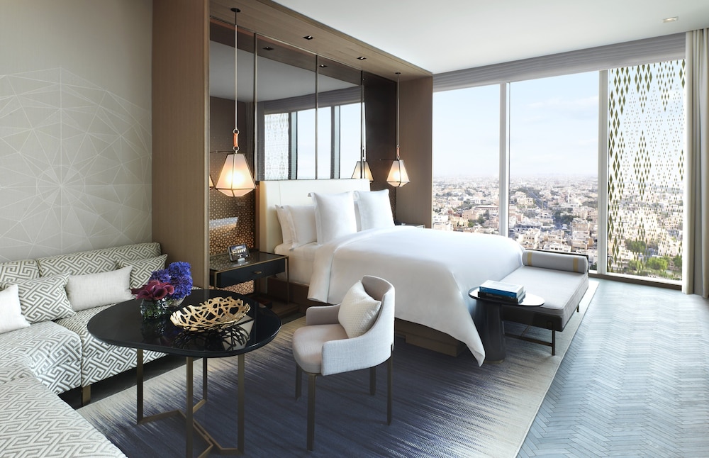 Suite, 1 King Bed, Non Smoking (Ambassador) photo 3