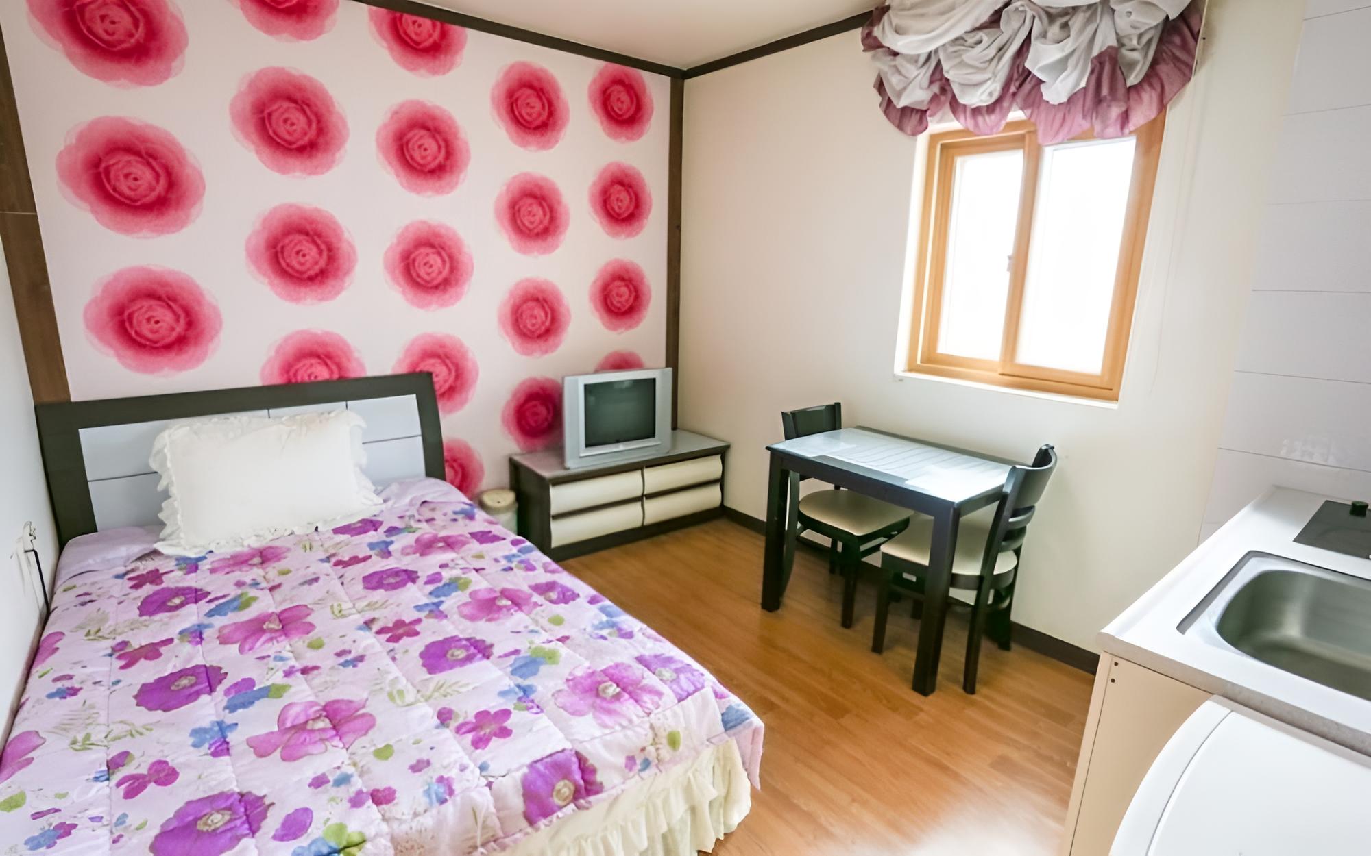 Room (Cosmos) photo 2