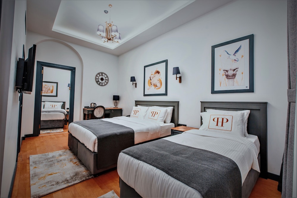 Deluxe Family Suite photo 1