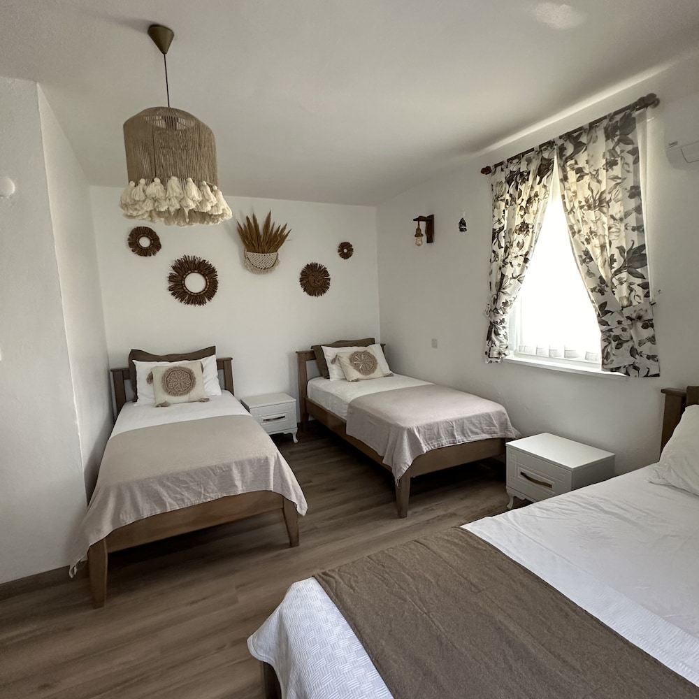 Standard Quadruple Room - Photo 9