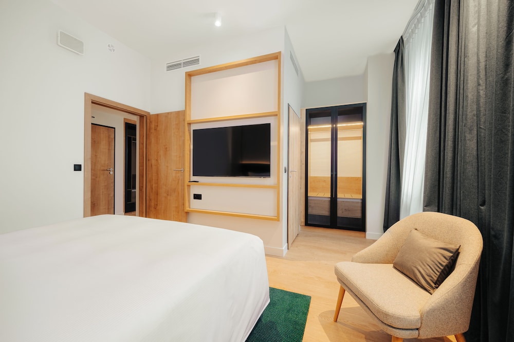 Suite, 1 Bedroom - Photo 5