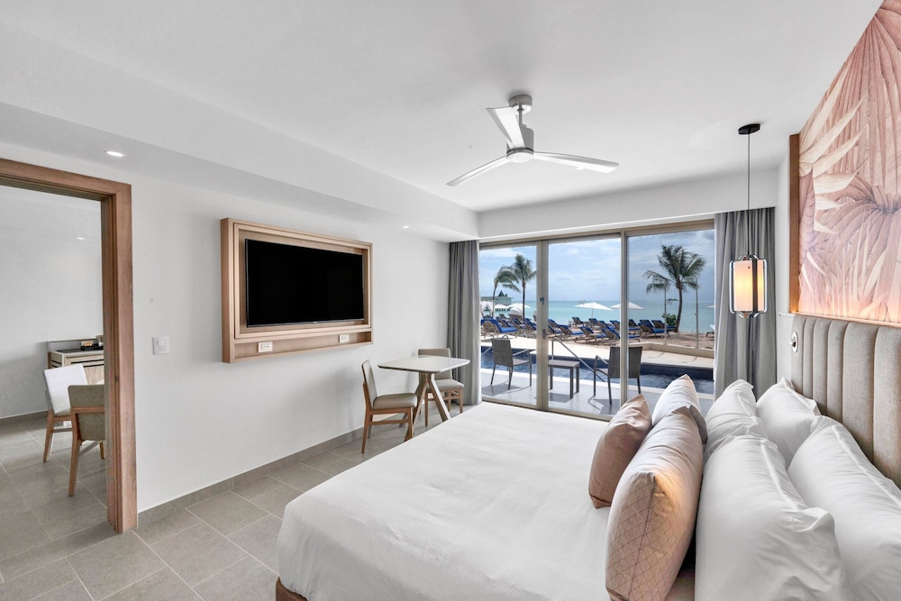 Luxury Presidential Beach Front Swim Out One Bedroom Suite Diamond Club