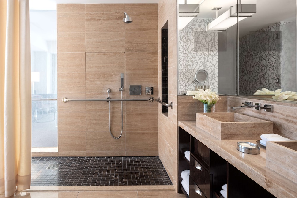 Room, 1 King Bed, Accessible, City View (Hearing & Mobility, Roll-in Shower) - Photo 3
