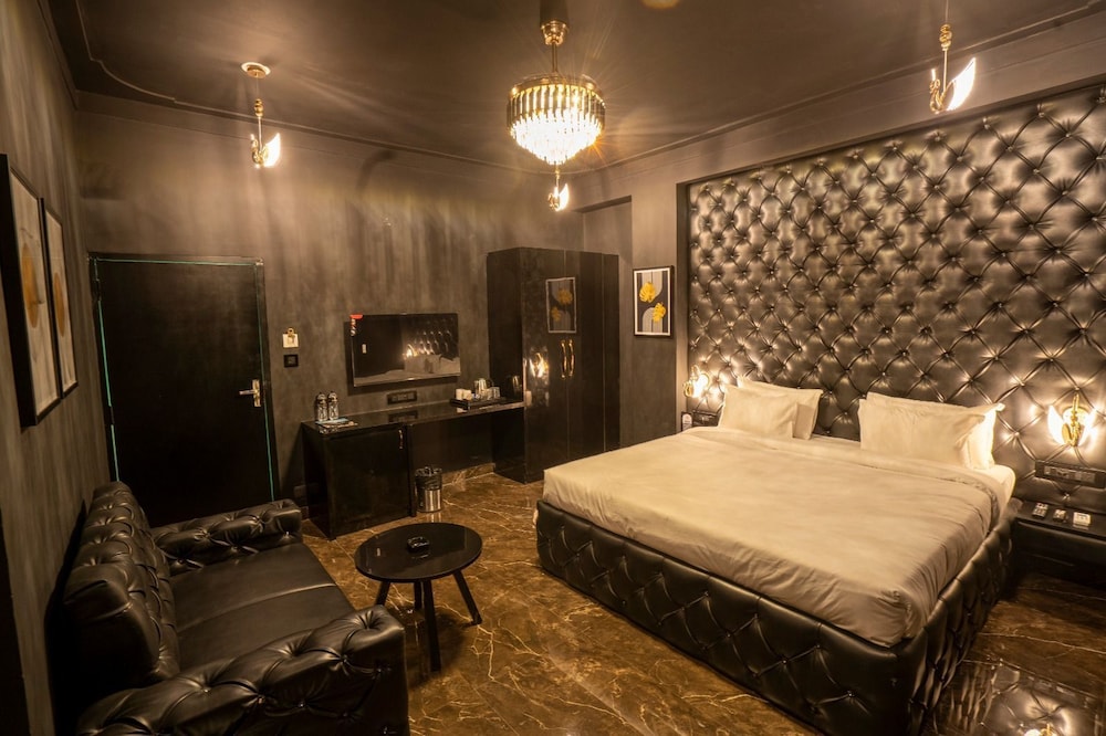 Honeymoon Studio Suite