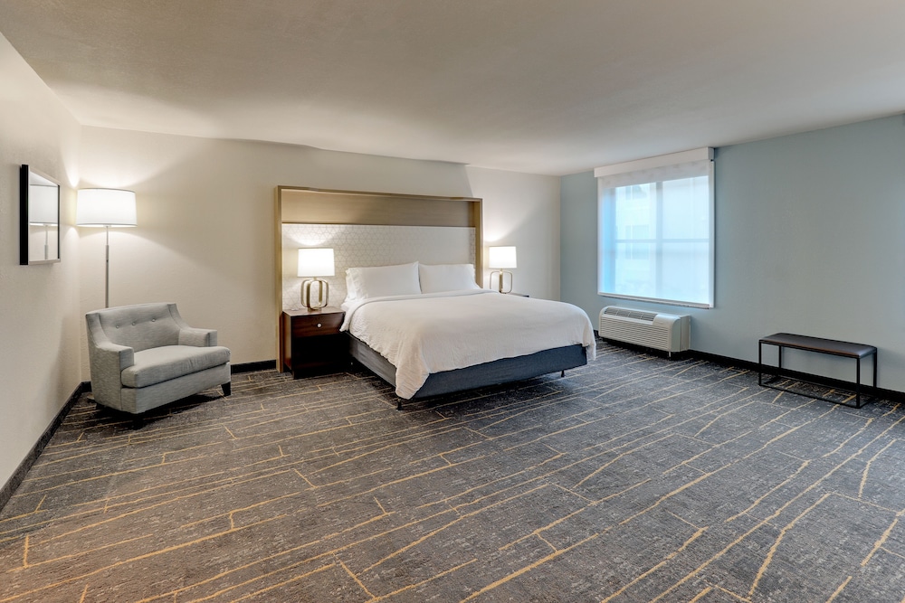 Standard Room, 1 King Bed, Accessible (Communications, Accessible Tub) - Photo 2