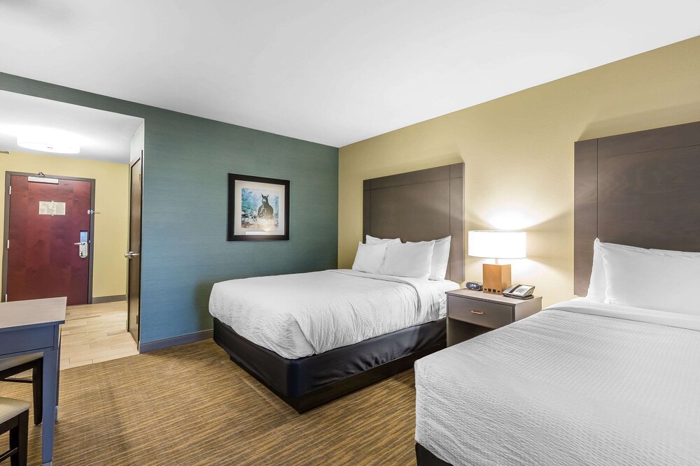 Deluxe Room, 2 Queen Beds, Balcony, Partial Sea View photo 2