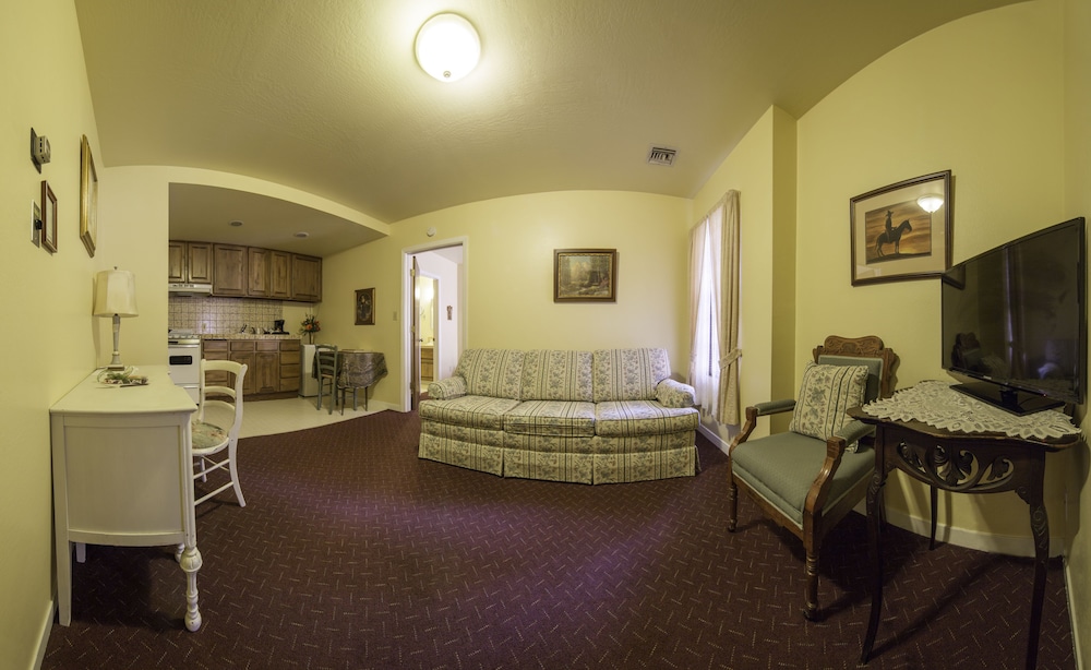 Superior Suite, 1 King Bed, Kitchenette - Photo 5