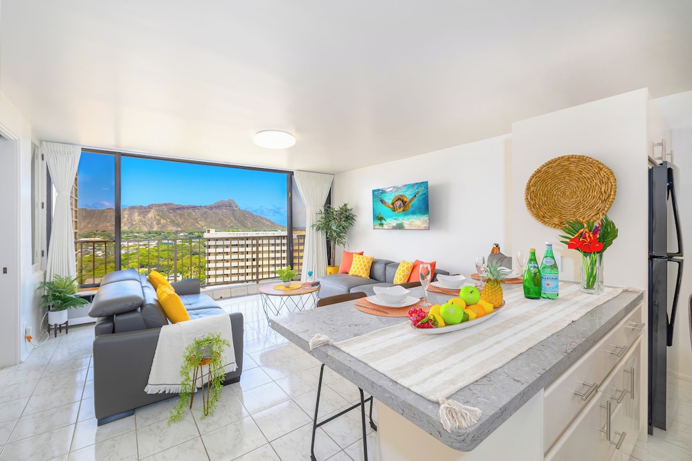 Diamond Head and Ocean views with King Bed and Parking: Apartment, 1 Bedroom, Balcony, Ocean View (0041) photo