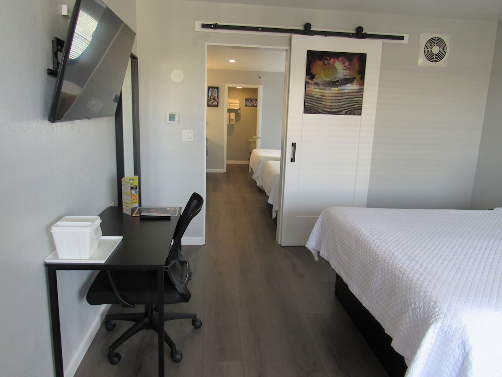 Suite, Multiple Beds (3 Queen Bed Suite Non Smoking) - Photo 4