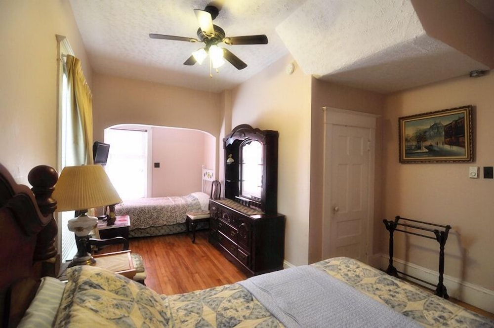 Room, Private Bathroom (1 queen bed and 1 single bed ) photo 1