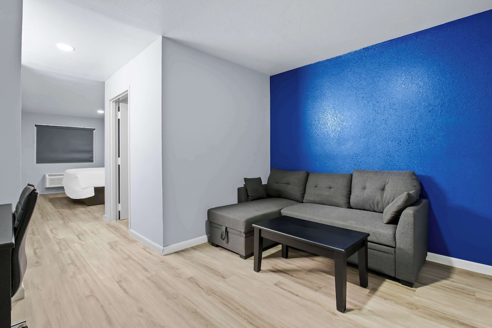 Suite, 1 King Bed, Non Smoking (Deluxe) - Photo 1