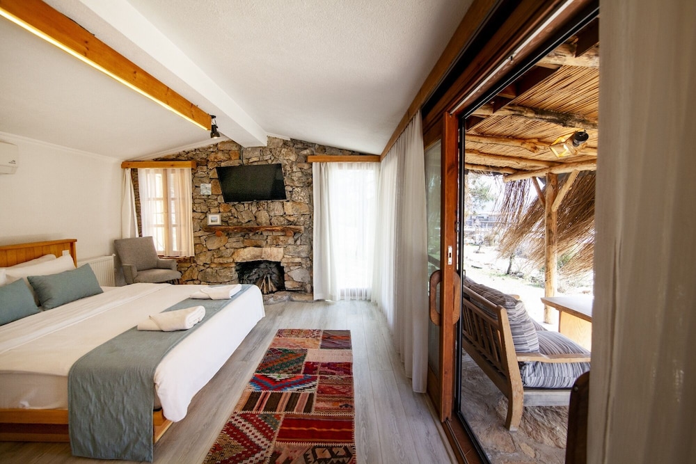 Grand Cabin, 1 Queen Bed, Non Smoking, Mountain View photo 1