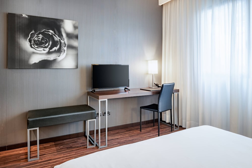 Standard Room, 1 Queen Bed thumbnail 5