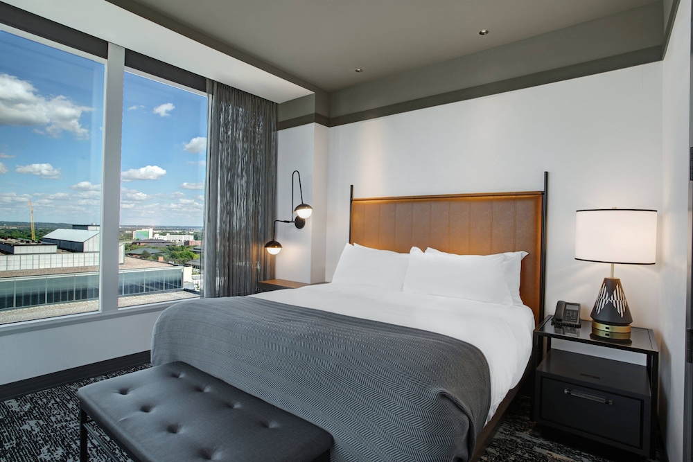 Suite, 1 Bedroom - Photo 1