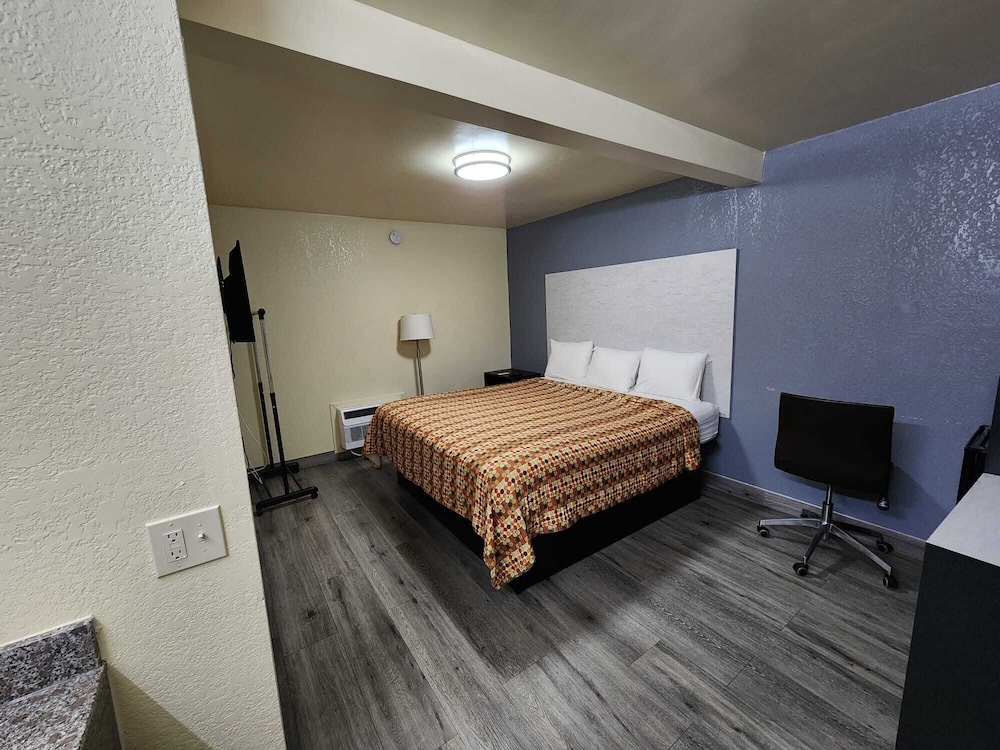 Basic Single Room, 1 King Bed - Non Smoking