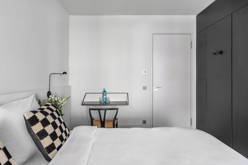 Medium Studio with Kitchenette photo 3