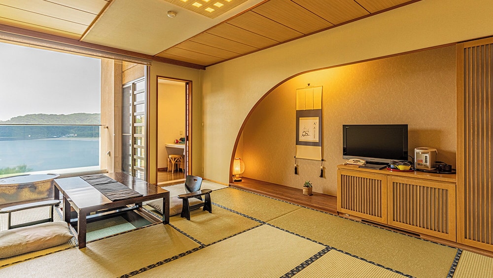 Japanese-style Room, Balcony, Beach View