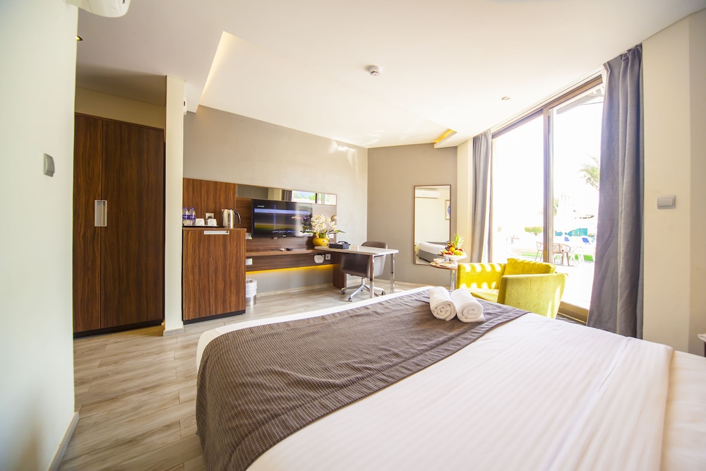Deluxe Room, Smoking, Pool View photo 3