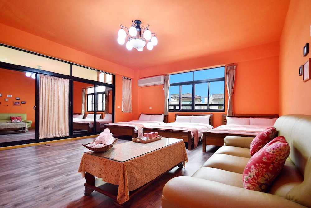 Family Room (6-Person) photo 2