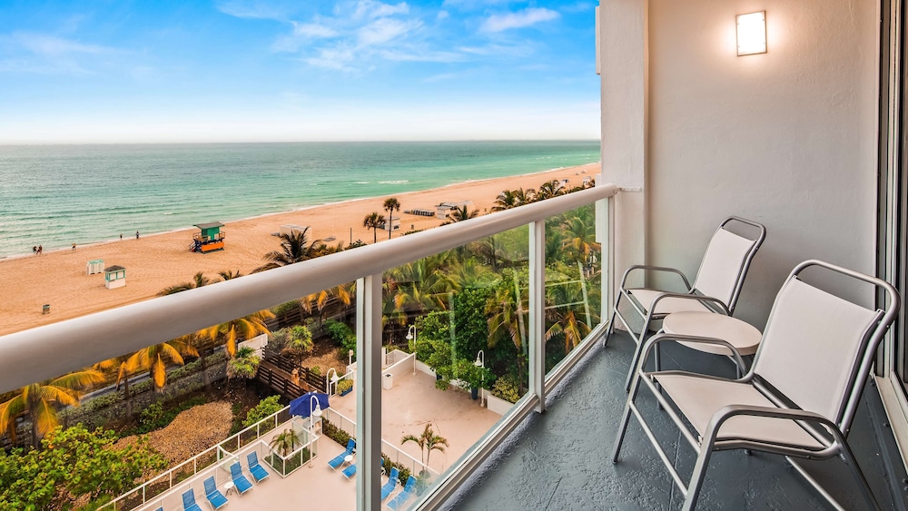 Standard Room, 1 King Bed, Balcony, Oceanfront - Photo 4