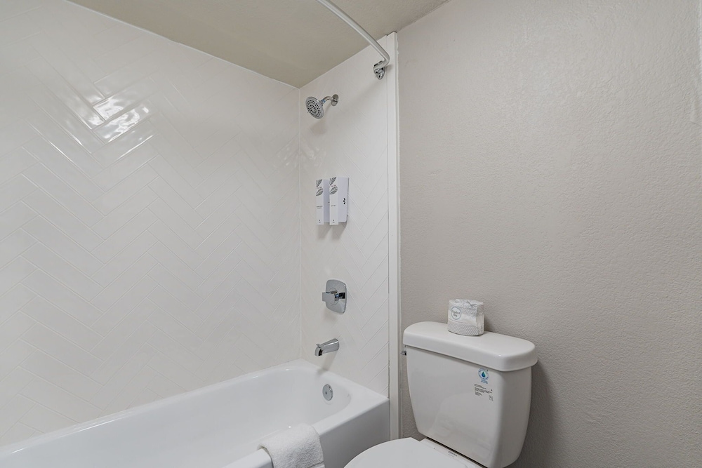 Deluxe Room, 1 King Bed (Smoke Free) - Photo 5
