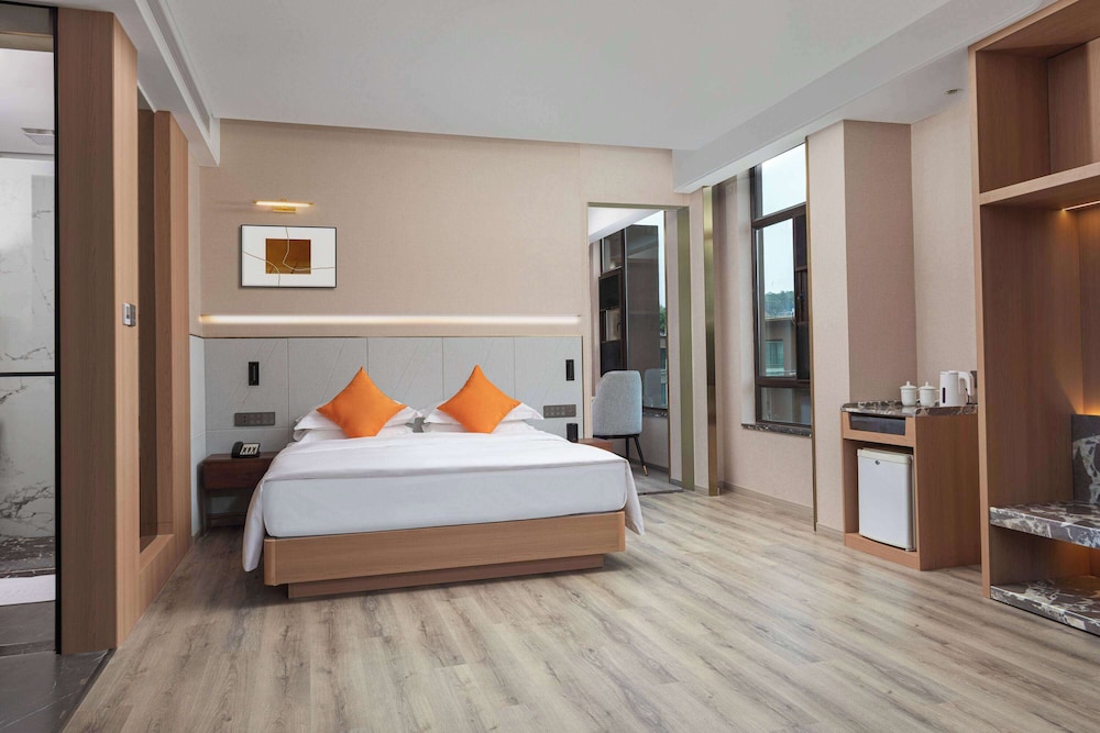Suite, 1 King Bed, Non Smoking photo 1