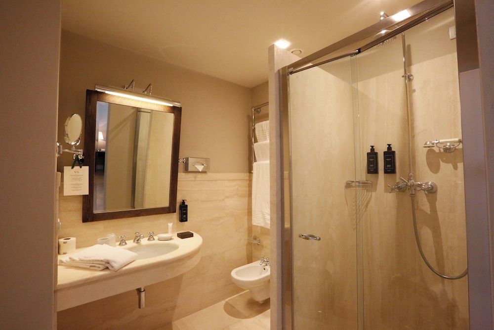 Superior Room, 1 Queen Bed, Private Bathroom photo 2