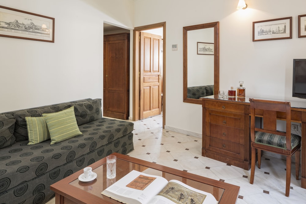 Suite, 1 Bedroom - Photo 8