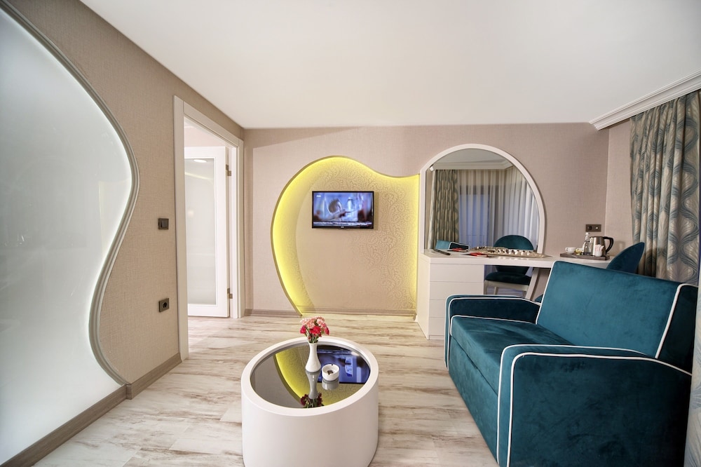 Suite (Jacuzzi) photo 2