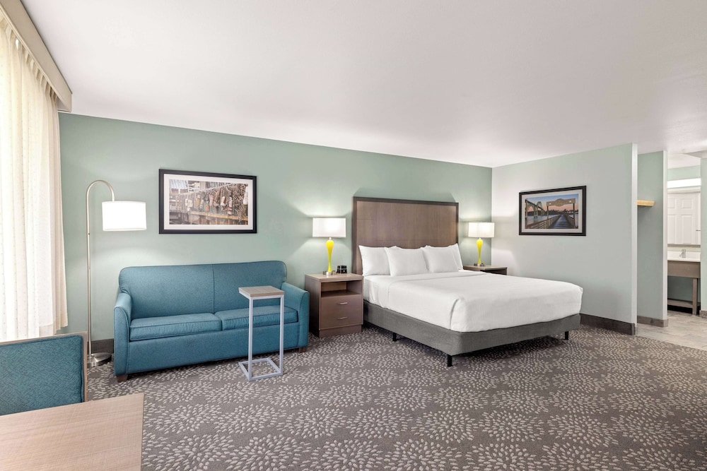 Deluxe Suite, Multiple Beds, Non Smoking photo 2