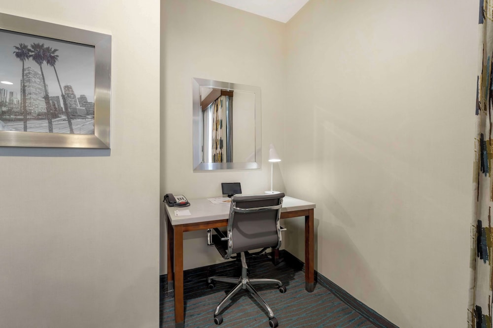 Suite, Multiple Beds, Non Smoking, Refrigerator & Microwave (with Sofabed) photo 2