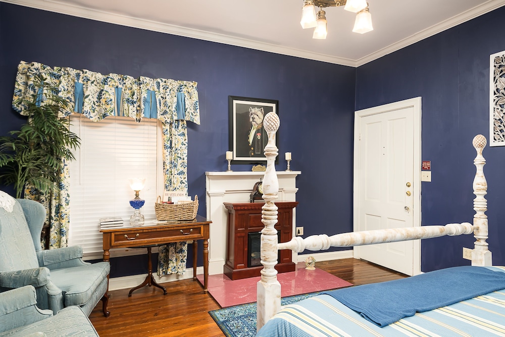 The Colonial King Suite
