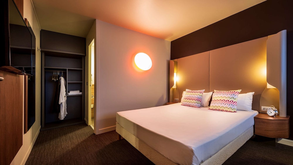Standard Room, 1 Queen Bed photo 2