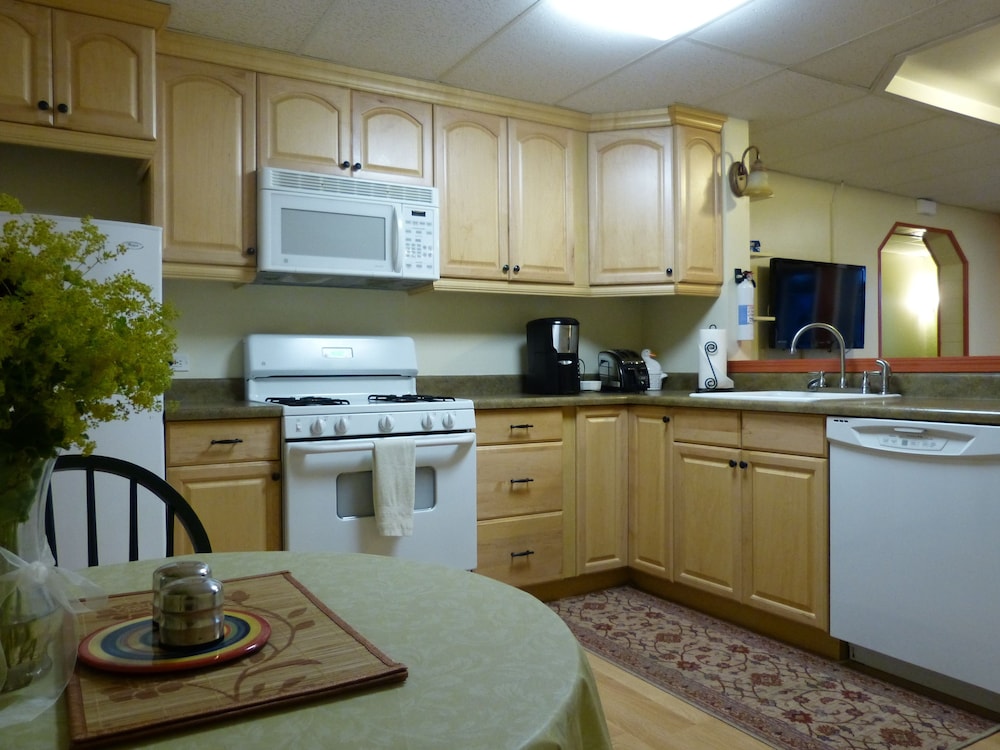 The Captain's Quarters - 1 Bedroom Apartment photo 2