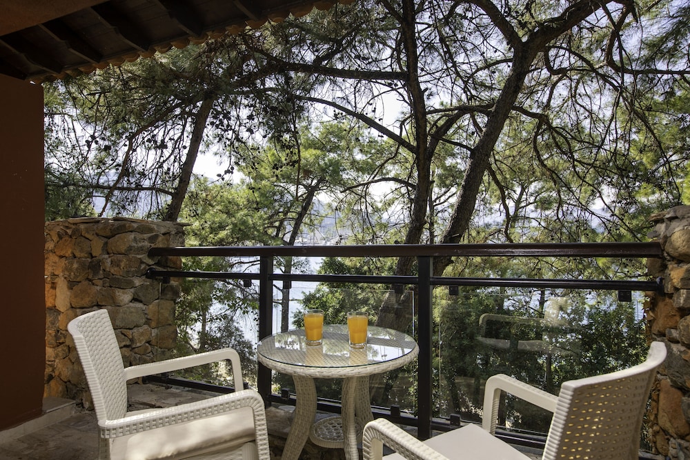Standard Double or Twin Room, Partial Sea View photo 2