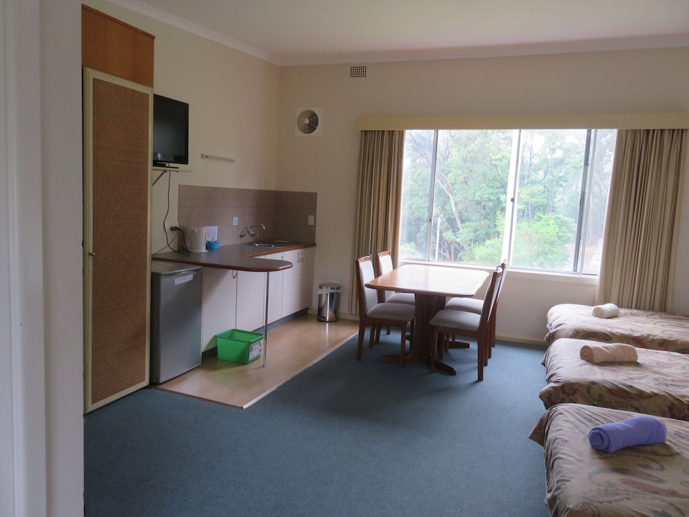 Family Room, Non Smoking, Kitchenette (Large Family Room) photo 3