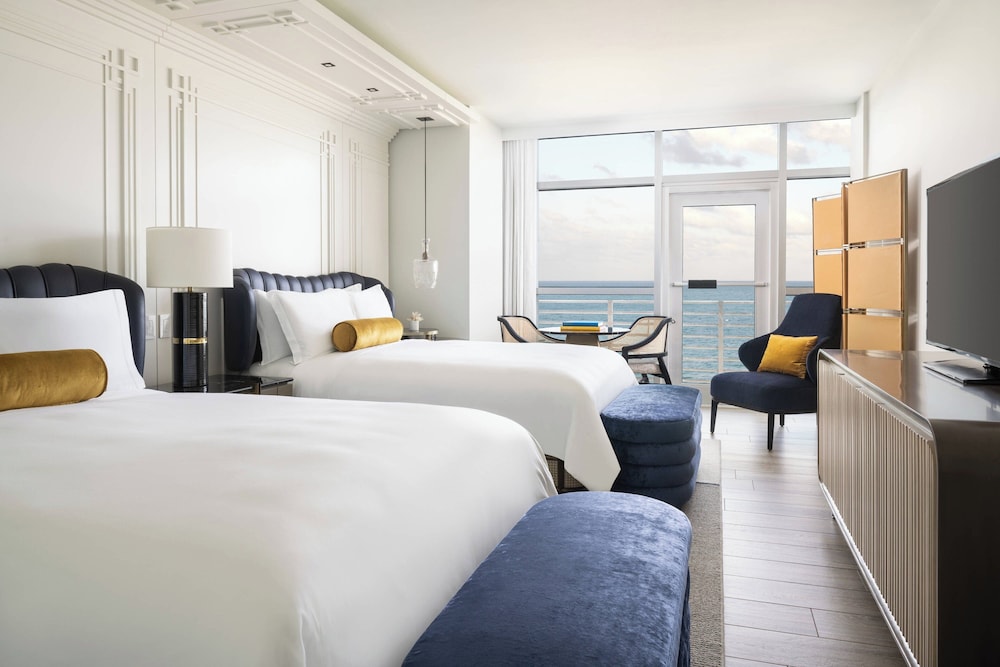 Club Room, 2 Double Beds, City View - Photo 1