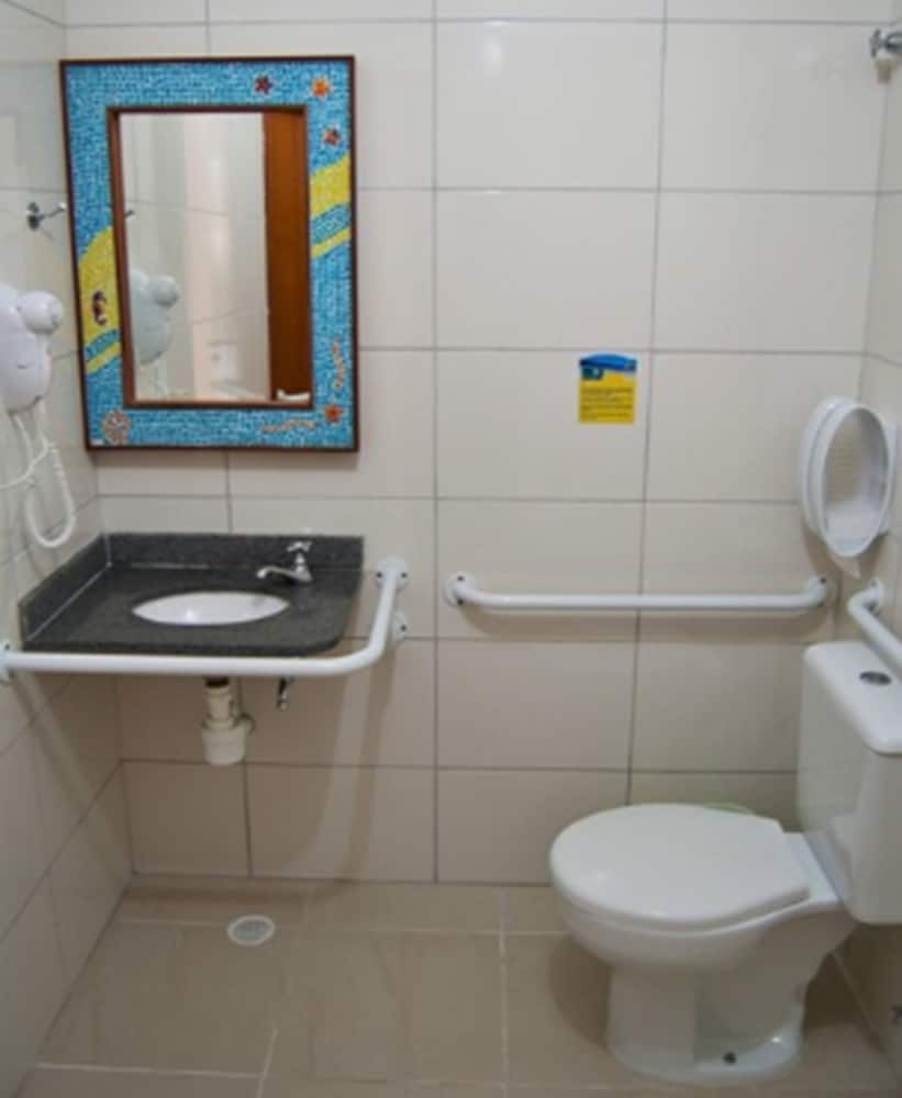 Quintuple Room, Accessible photo 3