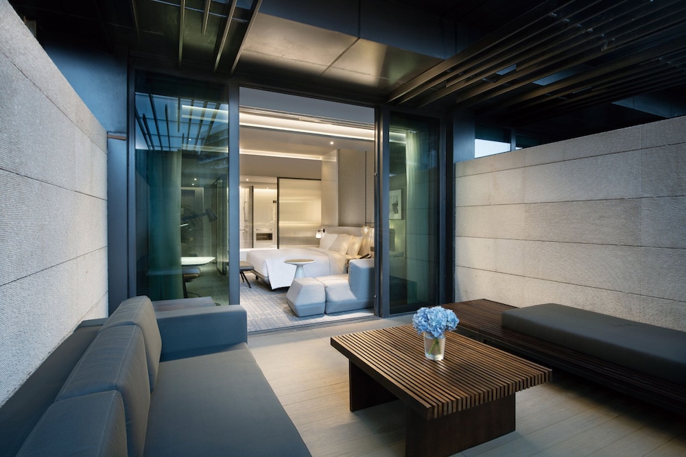 Standard Room, 1 King Bed, Club Lounge Access (Outdoor Garden) photo 3