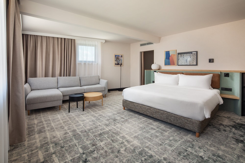 Deluxe Room, 1 King Bed with Sofa bed - Photo 6