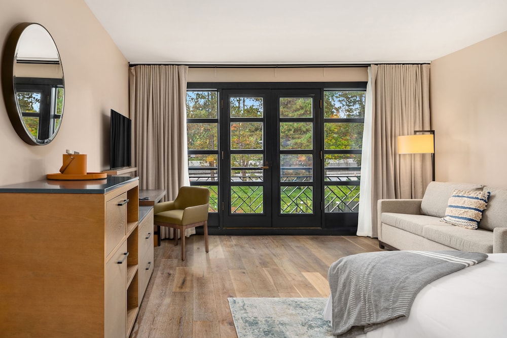 Premier Room, 1 King Bed - Photo 3