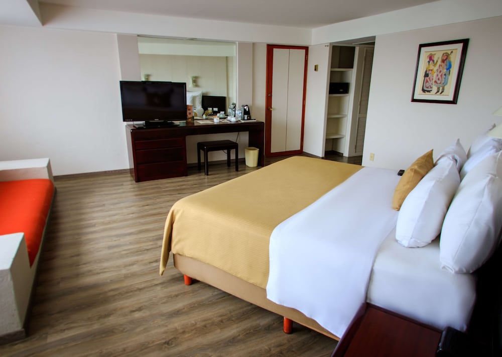 Junior Suite, 1 King Bed, Non Smoking - Photo 6